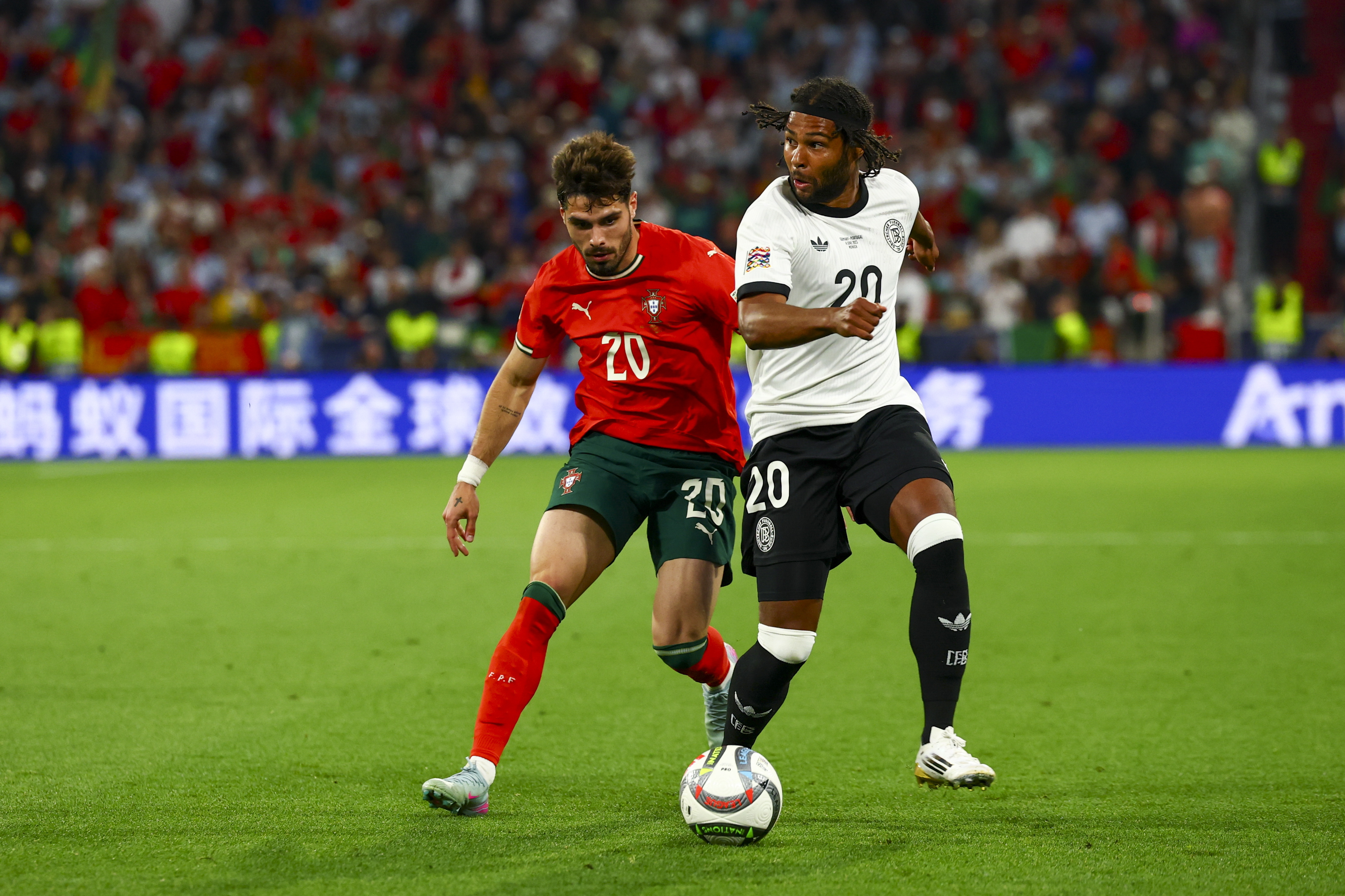 包含国际比赛日葡萄牙体育单刀错失：欧冠节点到来，媒体盛赞，赛程密集仍需轮换的词条